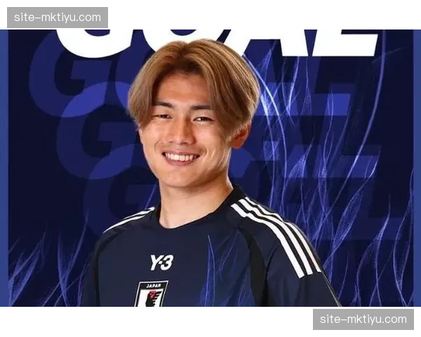 小川航基作为传统中锋的战术价值,为日本队提供了区别于上田绮世的另一种禁区攻击模式。